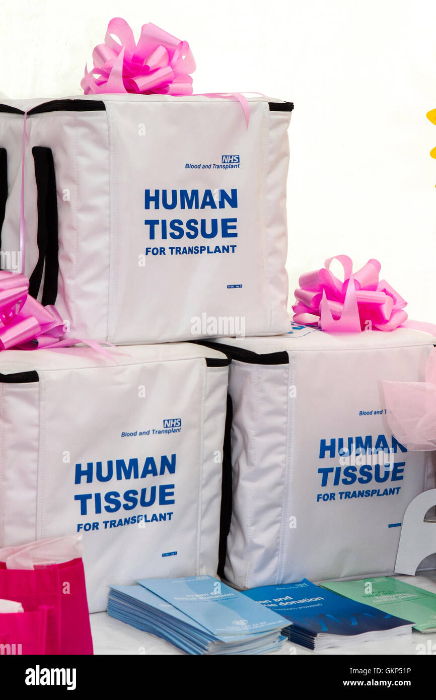 Un ruban rose sur de grands sacs blancs étiquetés pour la greffe de tissus humains, Southport, Merseyside, Royaume-Uni. 21 Aug 2016 : Banque D'Images