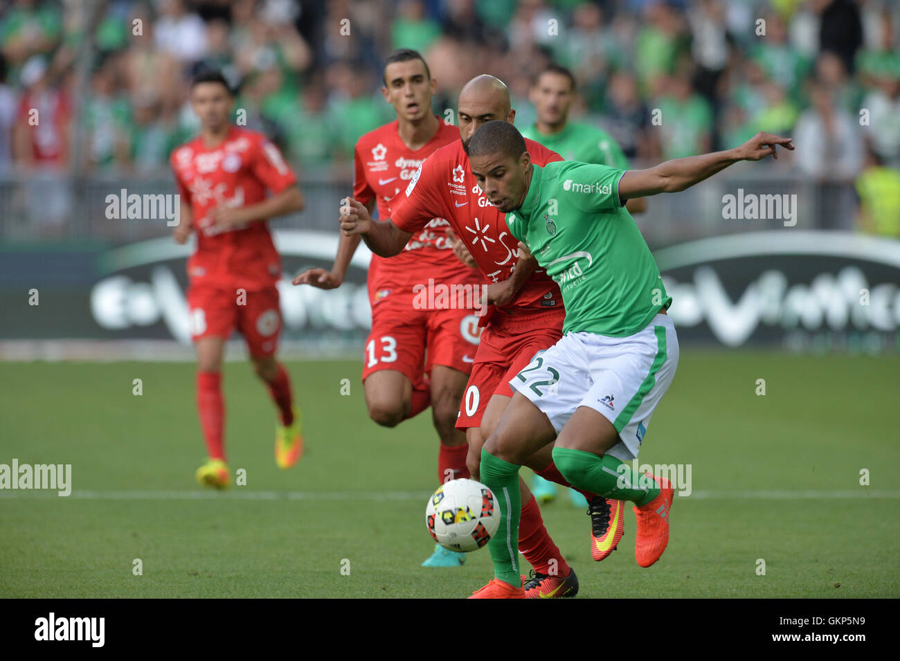 St Etienne, France. Août 21, 2016. Ligue 1 française de football. St Etienne et Montpellier. Kevin Monnet Paquet (saint etienne) et Anthony Vanden Borre (Montpellier) : Action de Crédit Plus Sport/Alamy Live News Banque D'Images