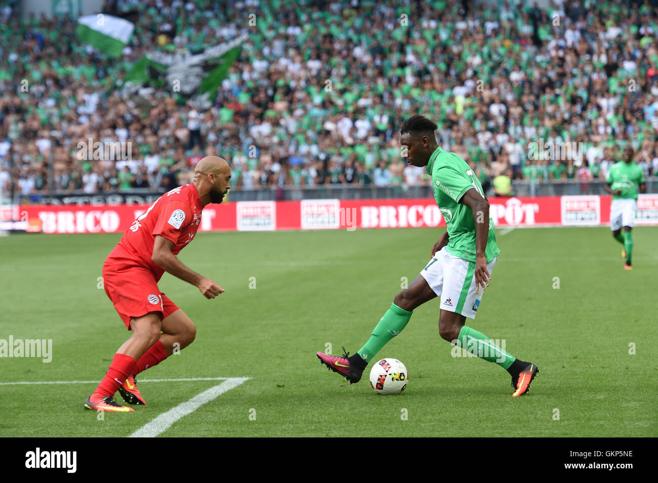 St Etienne, France. Août 21, 2016. Ligue 1 française de football. St Etienne et Montpellier. Dylan Saint Louis (saint etienne) prend sur Anthony Vanden Borre (Montpellier) : Action de Crédit Plus Sport/Alamy Live News Banque D'Images
