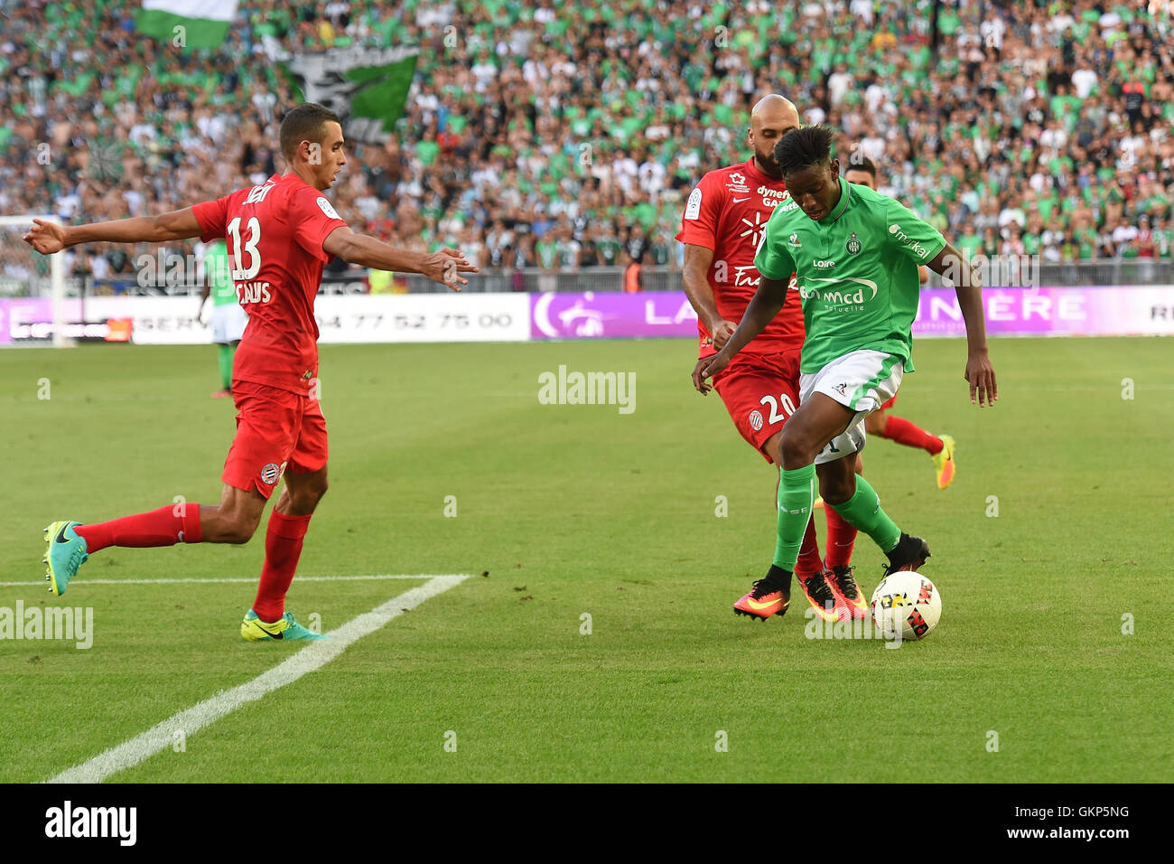 St Etienne, France. Août 21, 2016. Ligue 1 française de football. St Etienne et Montpellier. Dylan Saint Louis (saint etienne) et Anthony Vanden Borre (Montpellier) : Action de Crédit Plus Sport/Alamy Live News Banque D'Images
