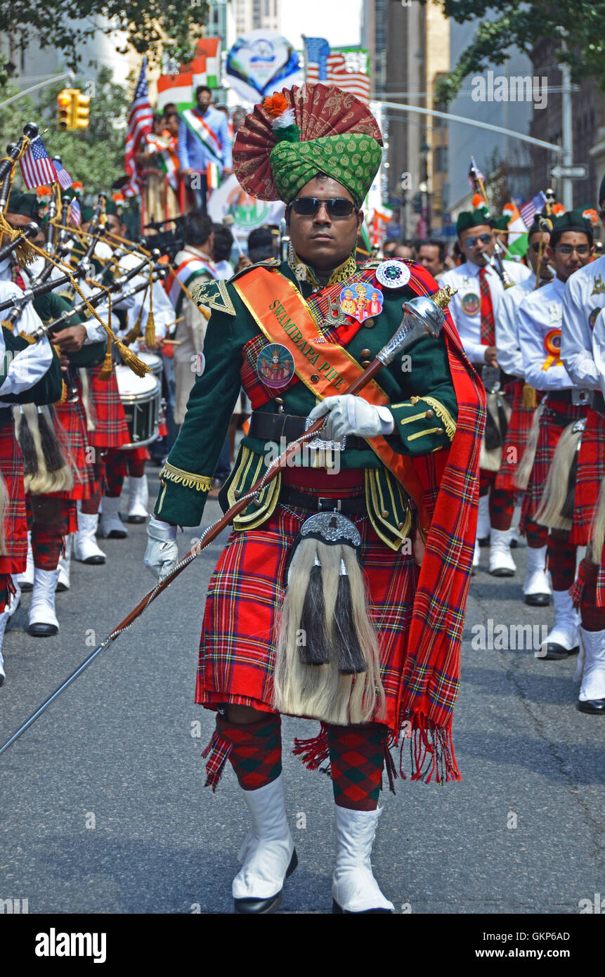 Tambour-major de l'Swamibapa Pipe Band, USA menant son groupe vers le bas Madison Ave Banque D'Images