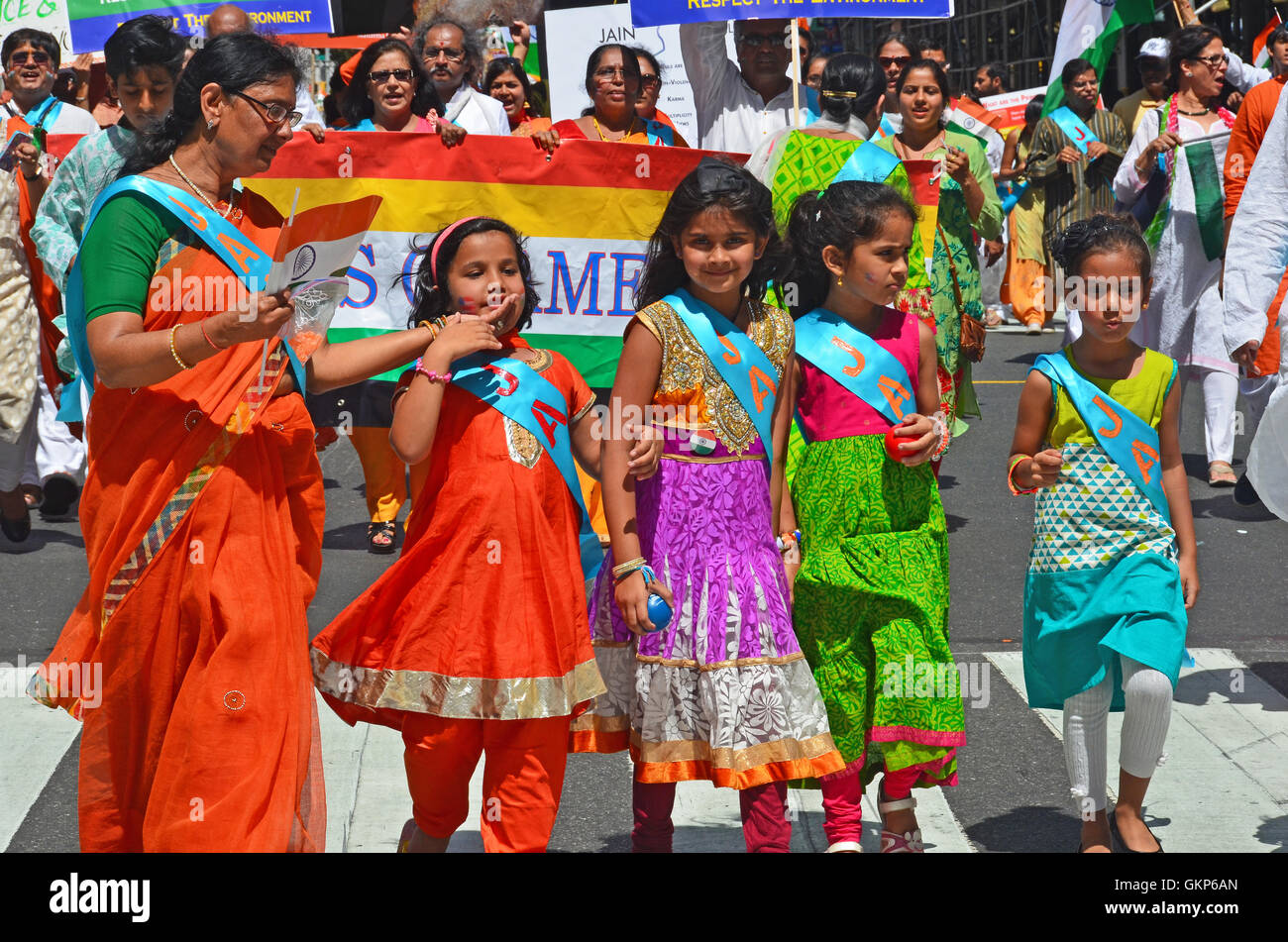 Les jeunes enfants marche avec l'Jain d'Amérique groupe. Banque D'Images