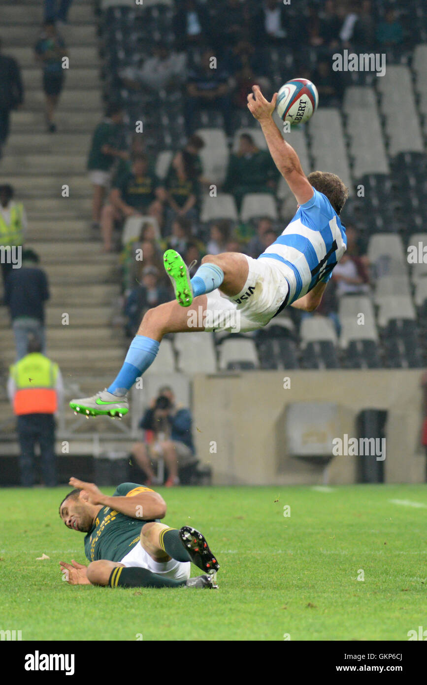 Nelspruit, Afrique du Sud. 20 août 2016. L'équipe nationale de rugby sud-africain en action contre les Pumas à Mbombela Stadium. Santiago Cordero airborne alors qu'il trébuche sur Bryan Habana Banque D'Images