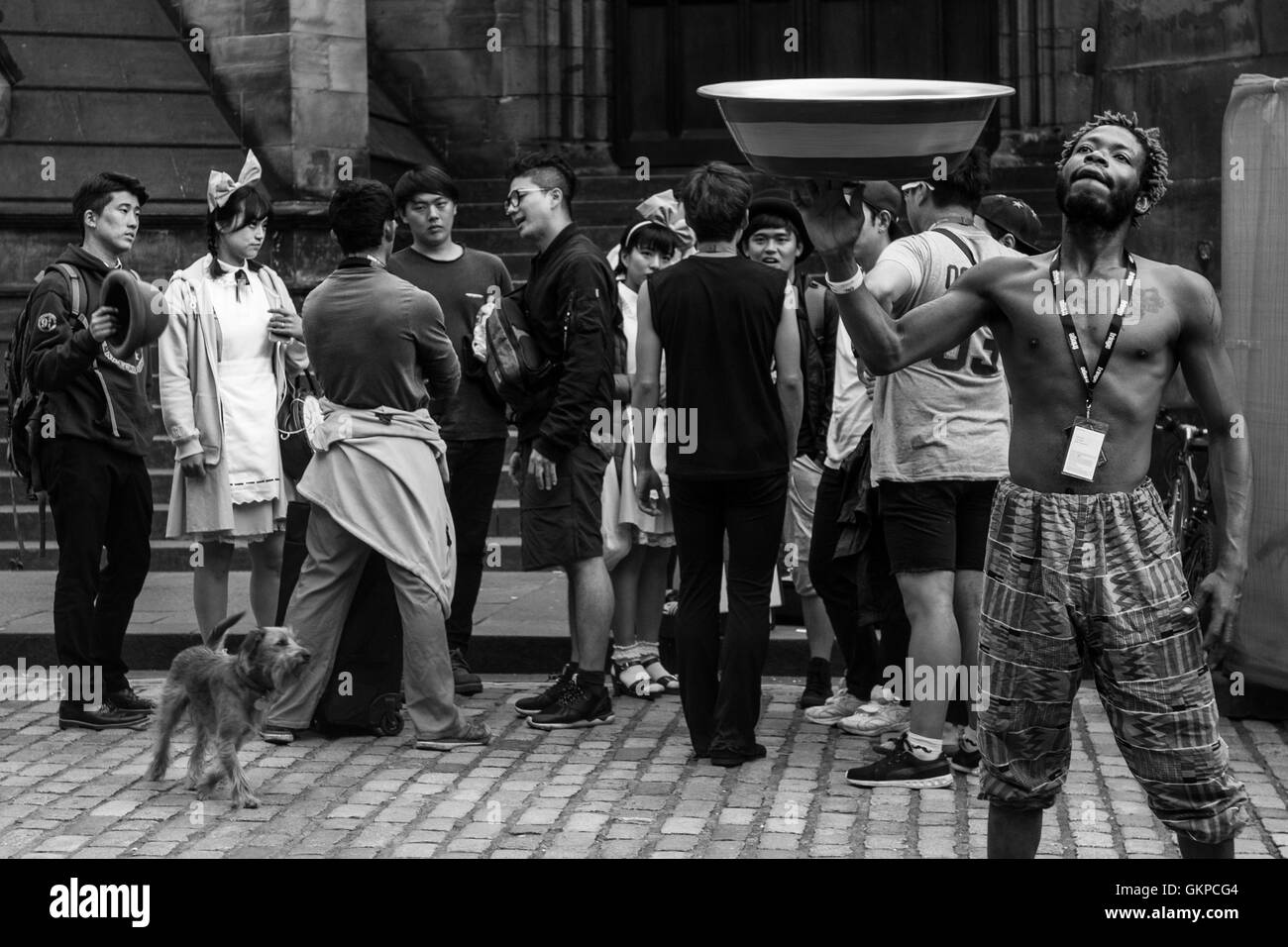 Edimbourg, Ecosse. Le 22 août, 2016. (NOTE : Cette photo a été converti en noir et blanc) Les artistes interprètes ou exécutants et la parole après une journée sur le Royal Mile. L'Edinburgh Festival Fringe est le plus grand festival des arts de la scène dans le monde, cette année, le festival accueille plus de 3000 spectacles dans près de 300 endroits de la ville. © Simone Padovani / éveil / Alamy Live News Banque D'Images