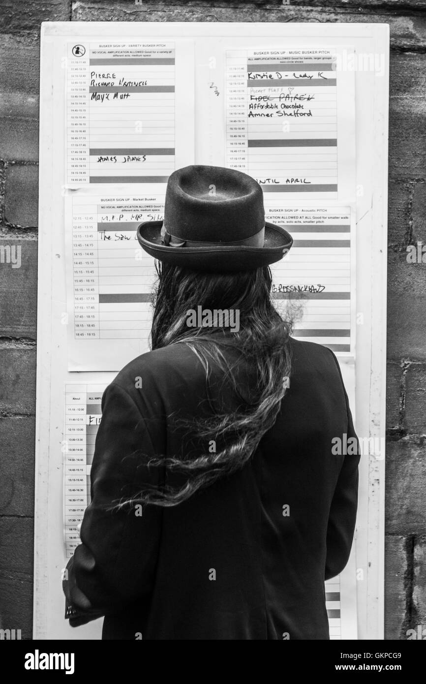Edimbourg, Ecosse. Le 22 août, 2016. (NOTE : Cette photo a été converti en noir et blanc) Un artiste regarde la liste des zones à effectuer sur le Royal Mile. L'Edinburgh Festival Fringe est le plus grand festival des arts de la scène dans le monde, cette année, le festival accueille plus de 3000 spectacles dans près de 300 endroits de la ville. © Simone Padovani / éveil / Alamy Live News Banque D'Images