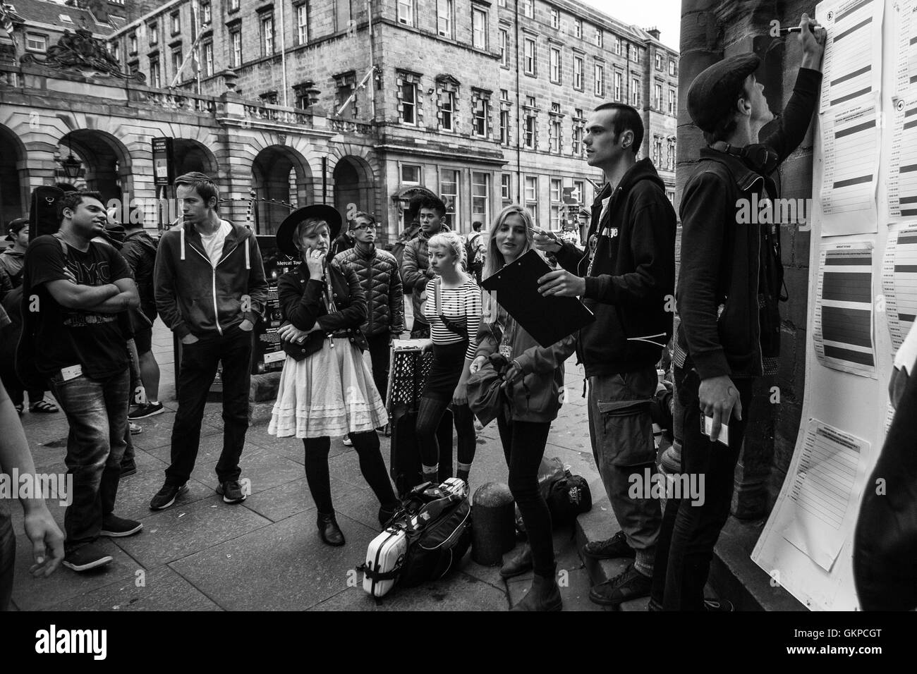 Edimbourg, Ecosse. Le 22 août, 2016. (NOTE : Cette photo a été converti en noir et blanc) Les artistes interprètes ou exécutants à participer à l'affectation des zones pour l'exécution sur le Royal Mile. L'Edinburgh Festival Fringe est le plus grand festival des arts de la scène dans le monde, cette année, le festival accueille plus de 3000 spectacles dans près de 300 endroits de la ville. © Simone Padovani / éveil / Alamy Live News Banque D'Images