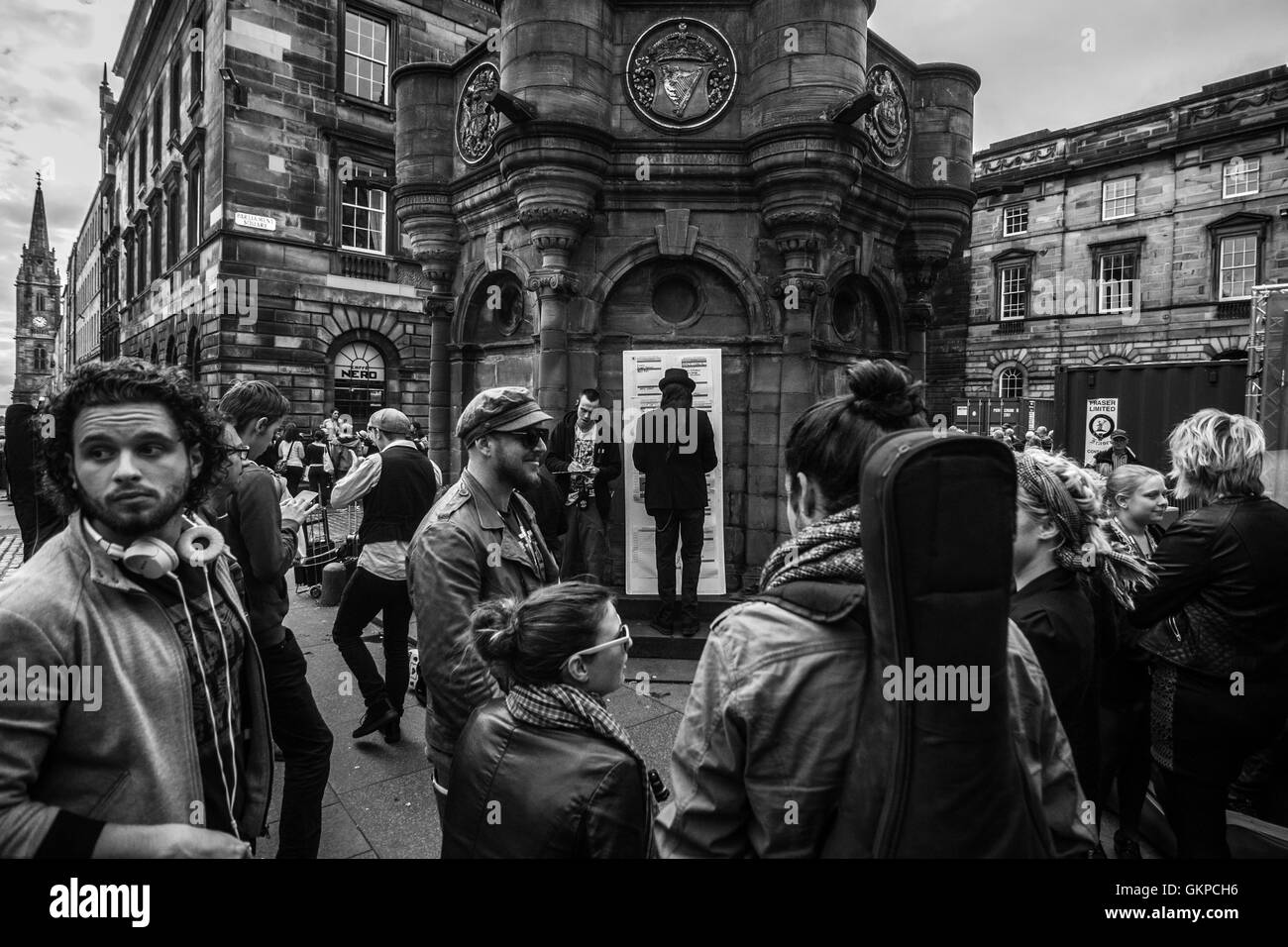 Edimbourg, Ecosse. Le 22 août, 2016. (NOTE : Cette photo a été converti en noir et blanc) Les artistes interprètes ou exécutants à participer à l'affectation des zones pour l'exécution sur le Royal Mile. L'Edinburgh Festival Fringe est le plus grand festival des arts de la scène dans le monde, cette année, le festival accueille plus de 3000 spectacles dans près de 300 endroits de la ville. © Simone Padovani / éveil / Alamy Live News Banque D'Images