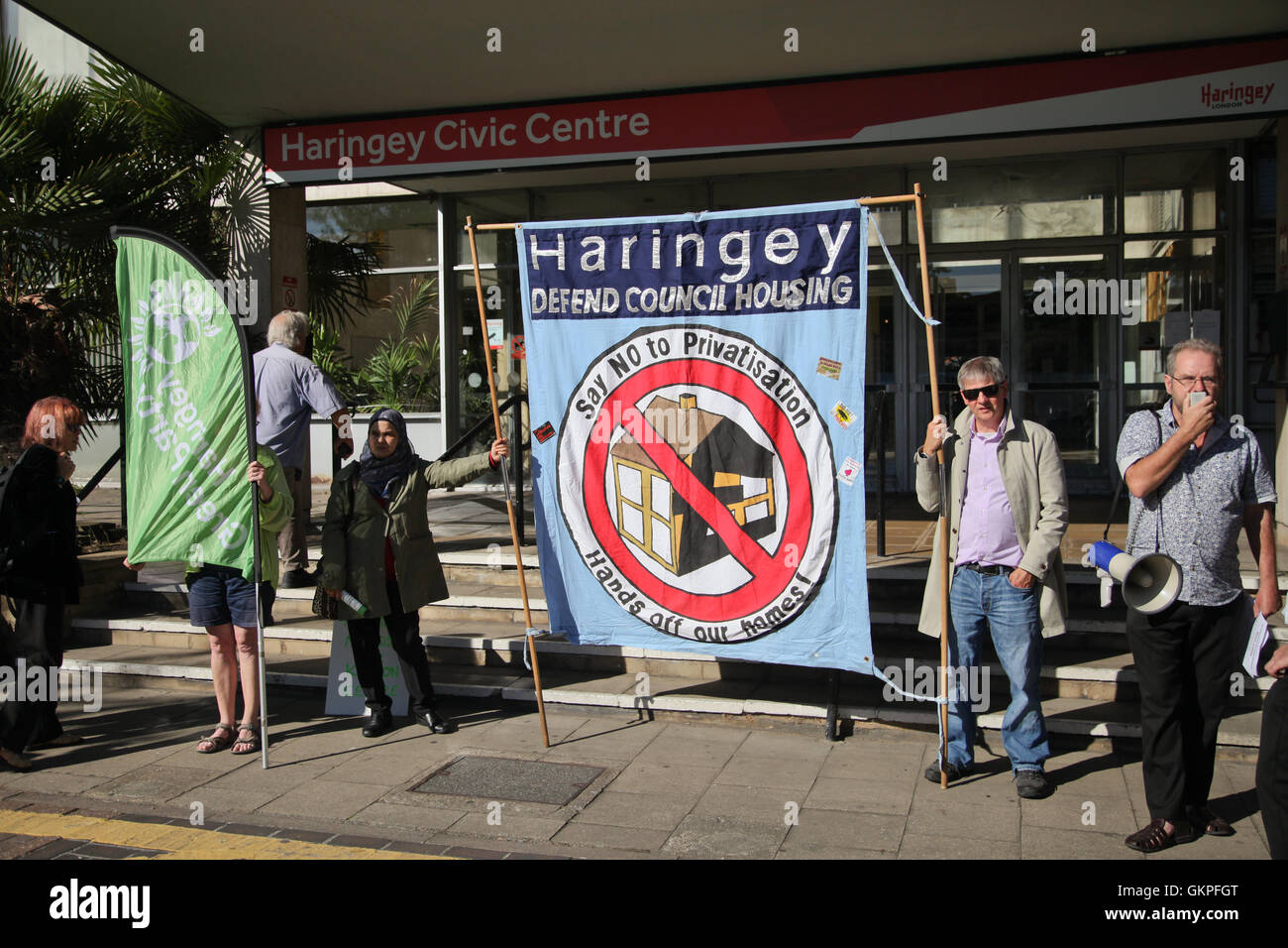 Haringey, au nord de Londres, UK 23 Août 2016 - Un groupe de militants à l'extérieur du hall du centre municipal de Haringey Haringey's Local Plan. Conseil de Haringey est offrir aux résidents - pas le droit de revenir à la démolition des successions. Pas de garanties sur les conditions de location. Pas d'accès aux maisons nouvellement construites pour housing association des locataires. Des loyers et frais de service. Credit : Dinendra Haria/Alamy Live News Banque D'Images