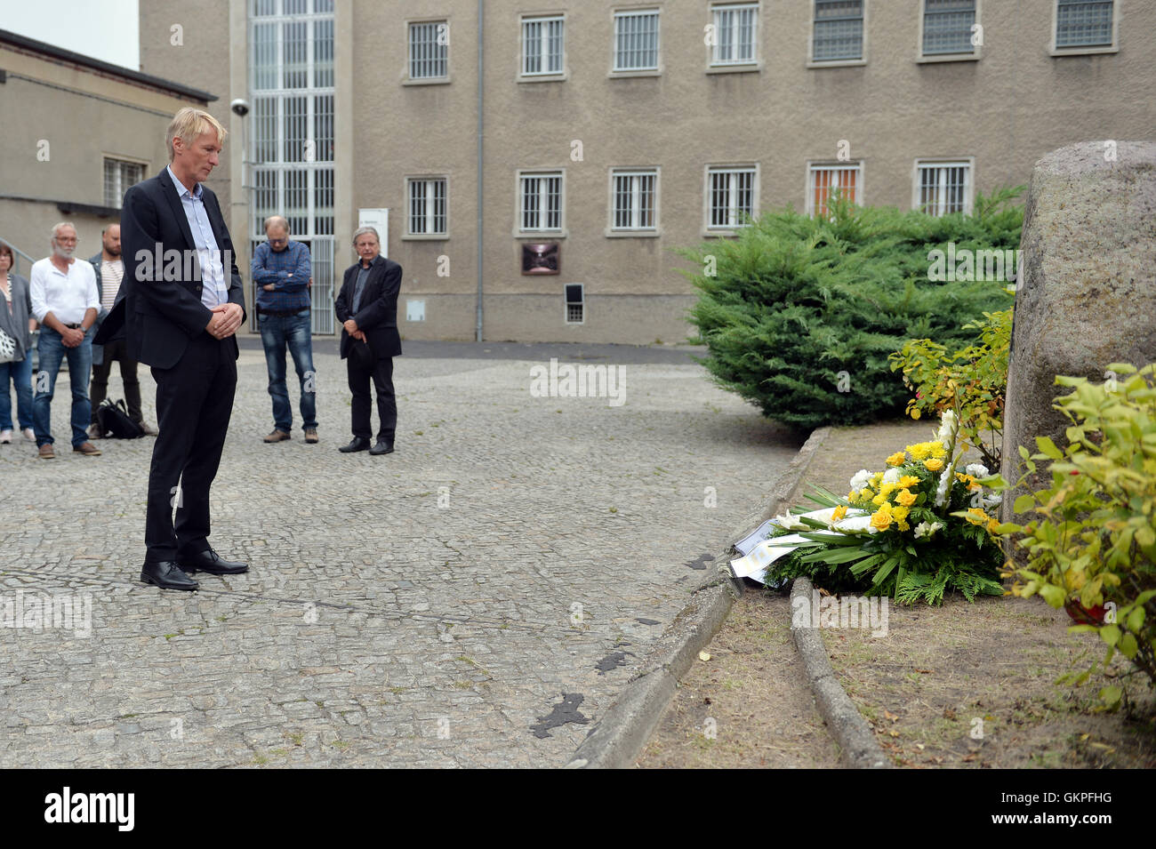 Berlin, Allemagne. Août 23, 2016. Hubertus Knabe (l), directeur de la prison de la Stasi, Berlin-Hohenschoenhausen site Mémorial commémore les victimes du stalinisme et du nazisme avec un dépôt de gerbe à Berlin, Allemagne, 23 août 2016. 23 août est le 77e anniversaire du Pacte Molotov-Ribbentrop. Photo : Maurizio Gambarini/dpa/Alamy Live News Banque D'Images