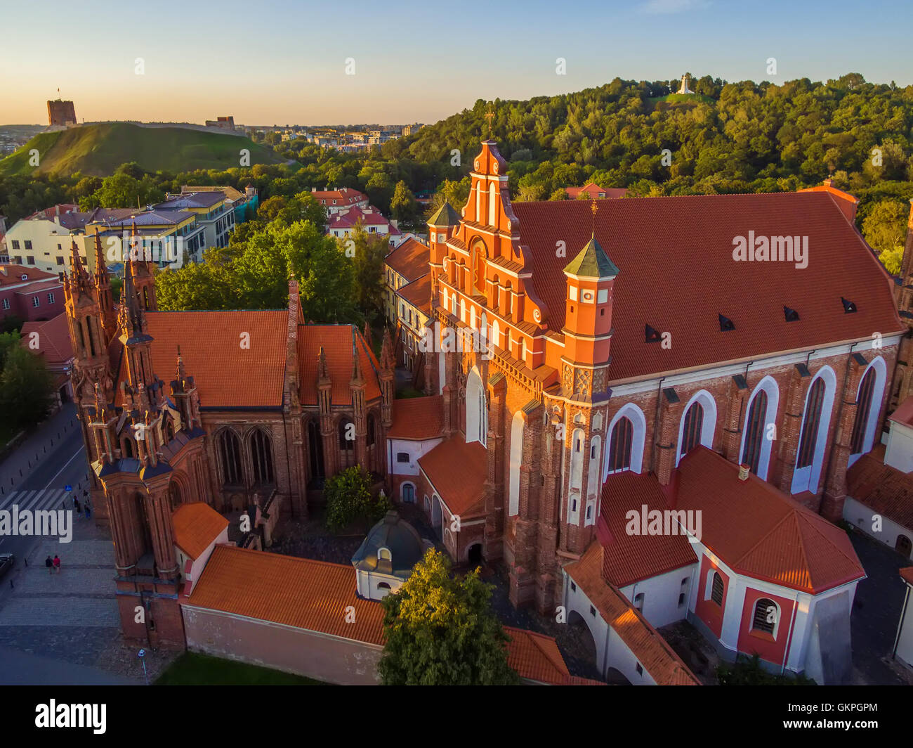 Vue de dessus de l'antenne. Vieille ville de Vilnius, Lituanie : St Anne's et églises de Bernadine's, le Lituanien : Sv. Onos Bernardinu ir baznyci Banque D'Images