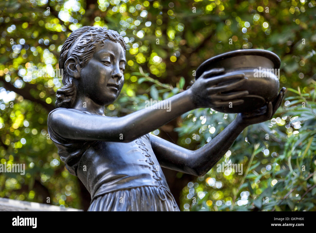 Sculpture d'une jeune fille à Victoria Embankment Gardens, London, UK Banque D'Images