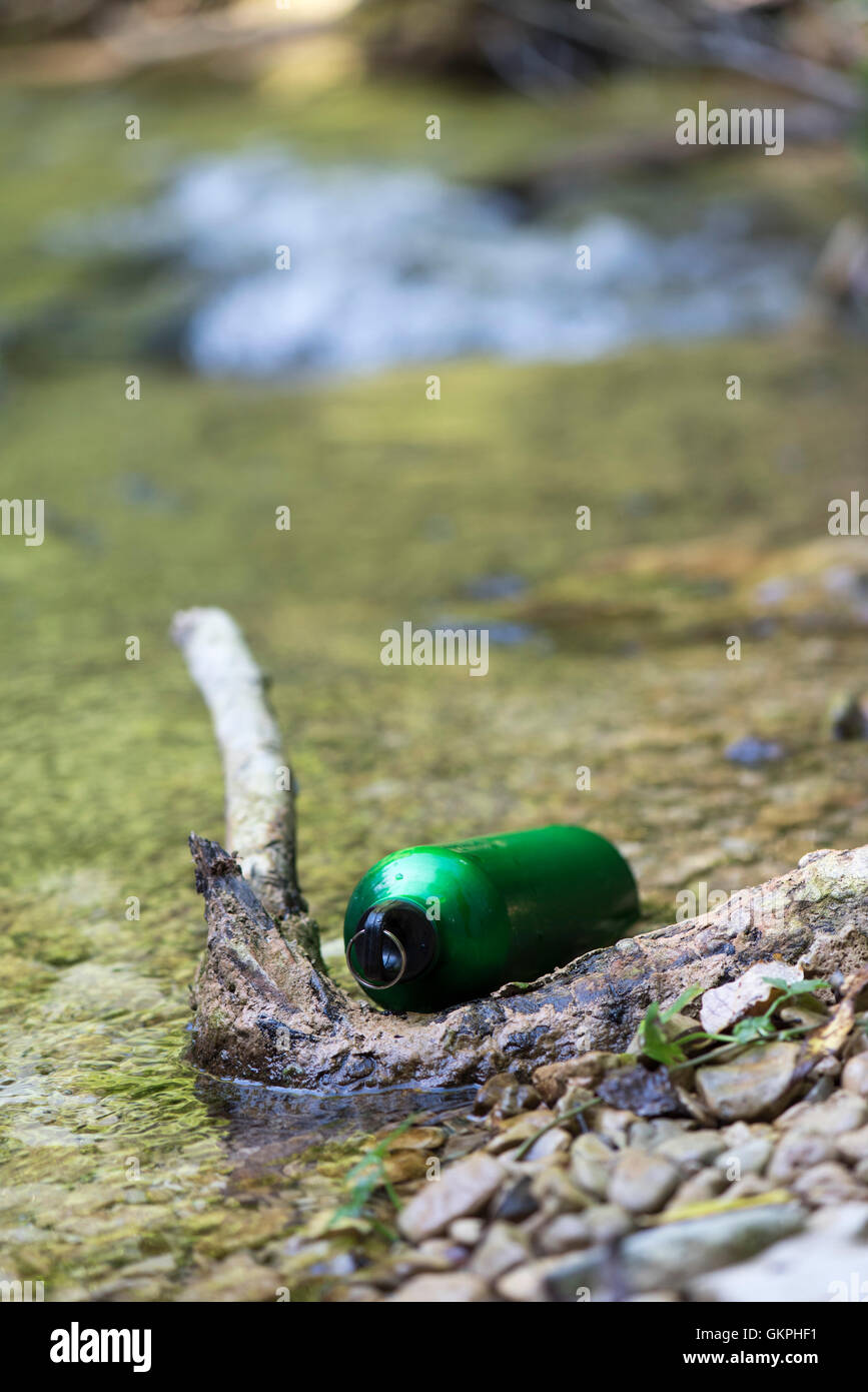 Bouteille de l'eau sur la montagne trekking, rivière Banque D'Images