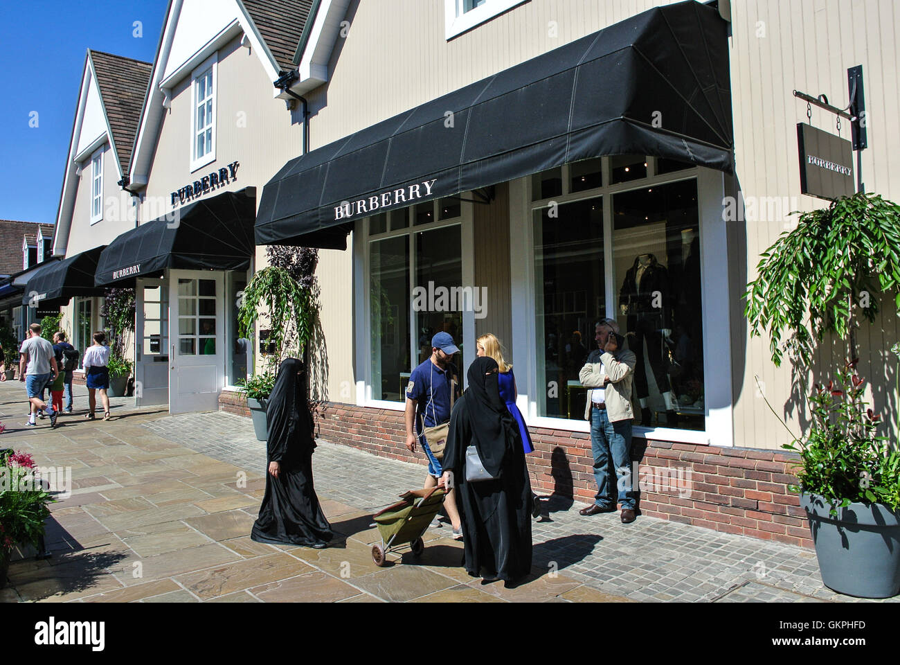 Les femmes musulmanes portant le hijab shopping vêtements à Bicester Village détail Banque D'Images