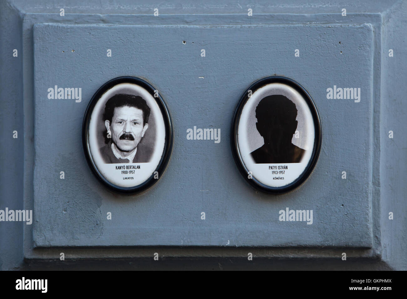 Portraits des victimes du régime communiste à l'extérieur de la Maison de la terreur de Budapest, Hongrie. Smith Bertalan Kanyo (1900-1957) est représenté sur la gauche tandis que charpentier Istvan Patyi (1913-1957) n'a pas de photo. Banque D'Images