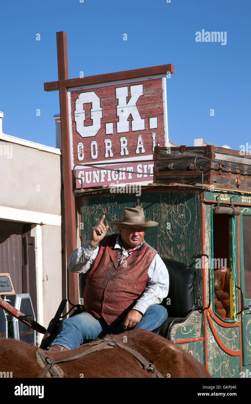 Un stage coach points conducteur au cours d'une conversation avec les touristes à tombstone, en Arizona. Banque D'Images