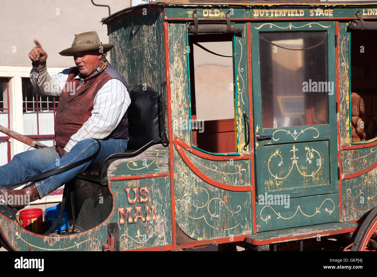 Un stage coach points conducteur au cours d'une conversation avec les touristes à Tombstone, en Arizona. Banque D'Images