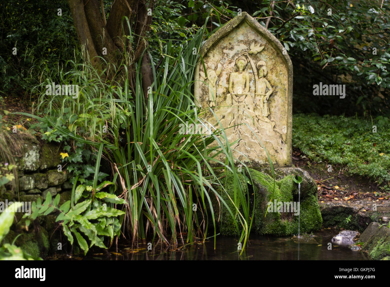 Printemps et puits sacré à St Mary's Church, Charlcombe. Jardin au calme dans le cimetière près de Bath, Royaume-Uni, avec pierre sculptée Banque D'Images Printemps et puits sacré à St Mary's Church, Charlcombe. Jardin au calme dans le cimetière près de Bath, Royaume-Uni, avec pierre sculptée Banque D'Images
