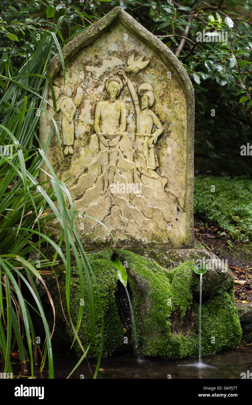 Saint Pierre de bien à l'église de la Vierge Marie, Charlcombe. Jardin au calme dans le cimetière près de Bath, Royaume-Uni, avec pierre par bien nourris d'ici le printemps Banque D'Images Saint Pierre de bien à l'église de la Vierge Marie, Charlcombe. Jardin au calme dans le cimetière près de Bath, Royaume-Uni, avec pierre par bien nourris d'ici le printemps Banque D'Images