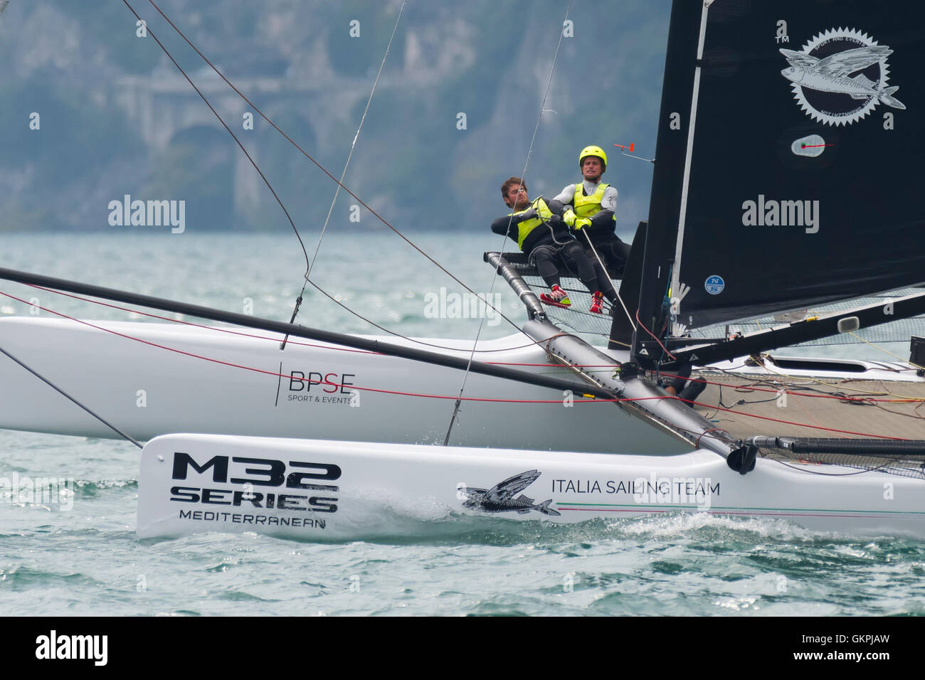 RIVA DEL GARDA, ITALIE - 20 août : deuxième jour de compétition pour M32 series méditerranée, un catamaran rapide à la concurrence Banque D'Images