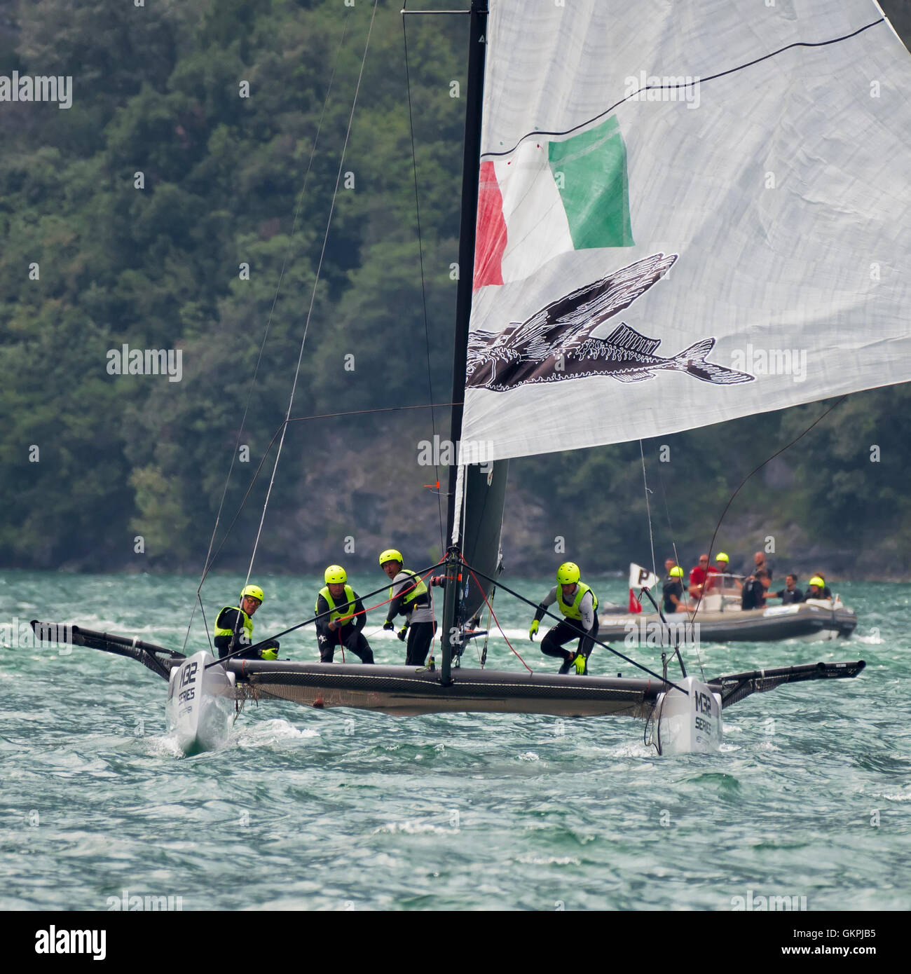 RIVA DEL GARDA, ITALIE - 20 août : deuxième jour de compétition pour M32 series méditerranée, un catamaran rapide à la concurrence Banque D'Images