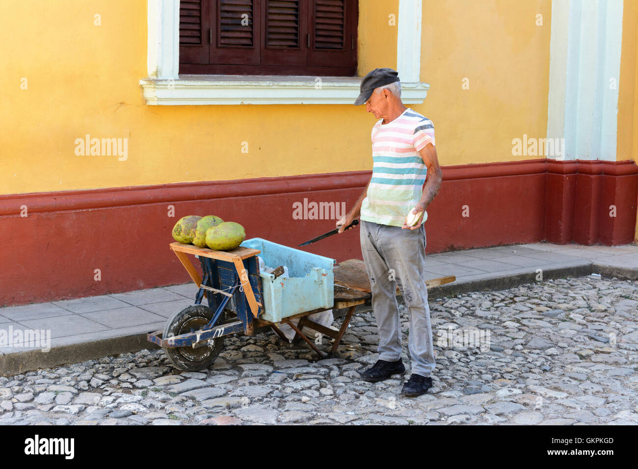 Scène de rue typique avec un homme cubain melons vente à Trinité, la province de Sancti Spiritus, Cuba Banque D'Images