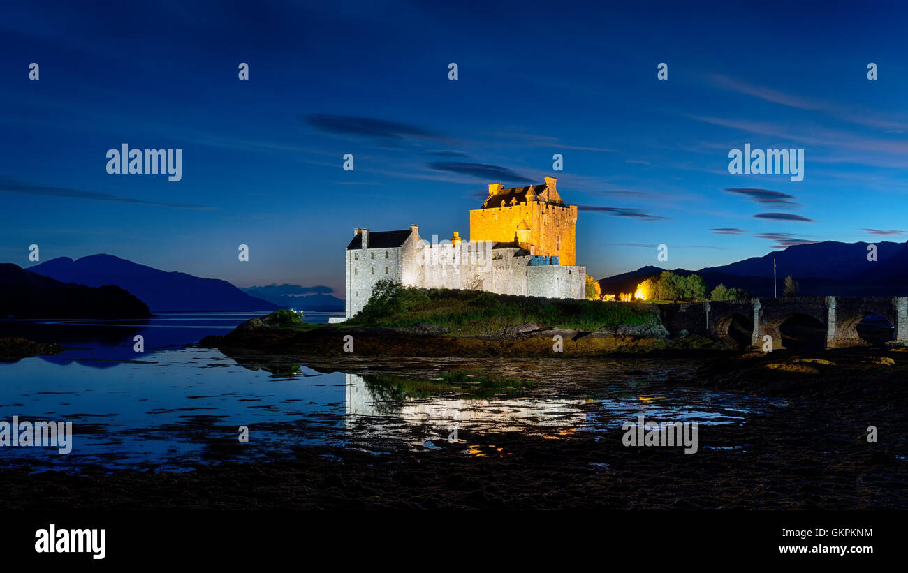 À la nuit, le château d'Eilean Donan à Kyle of Lochalsh dans les highlands écossais Banque D'Images