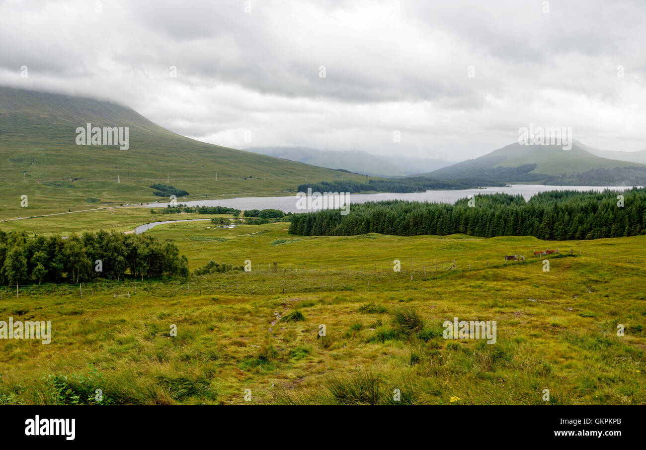 Regardant le Loch Ba dans les Highlands écossais Banque D'Images
