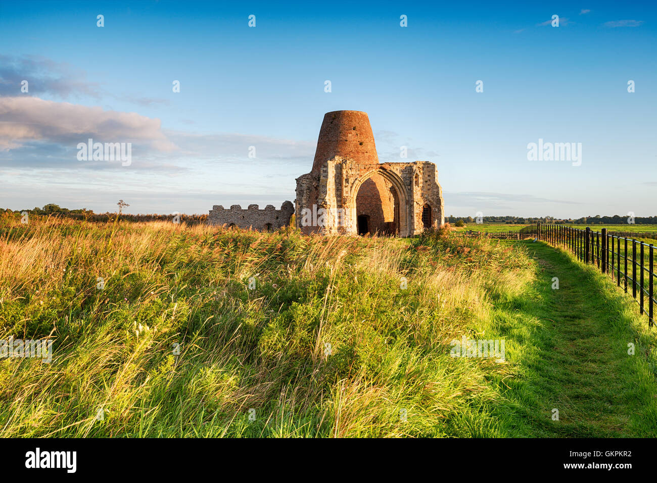 Les ruines de l'abbaye St Benet sur les rives de la rivière Bure sur les Norfolk Broads Banque D'Images