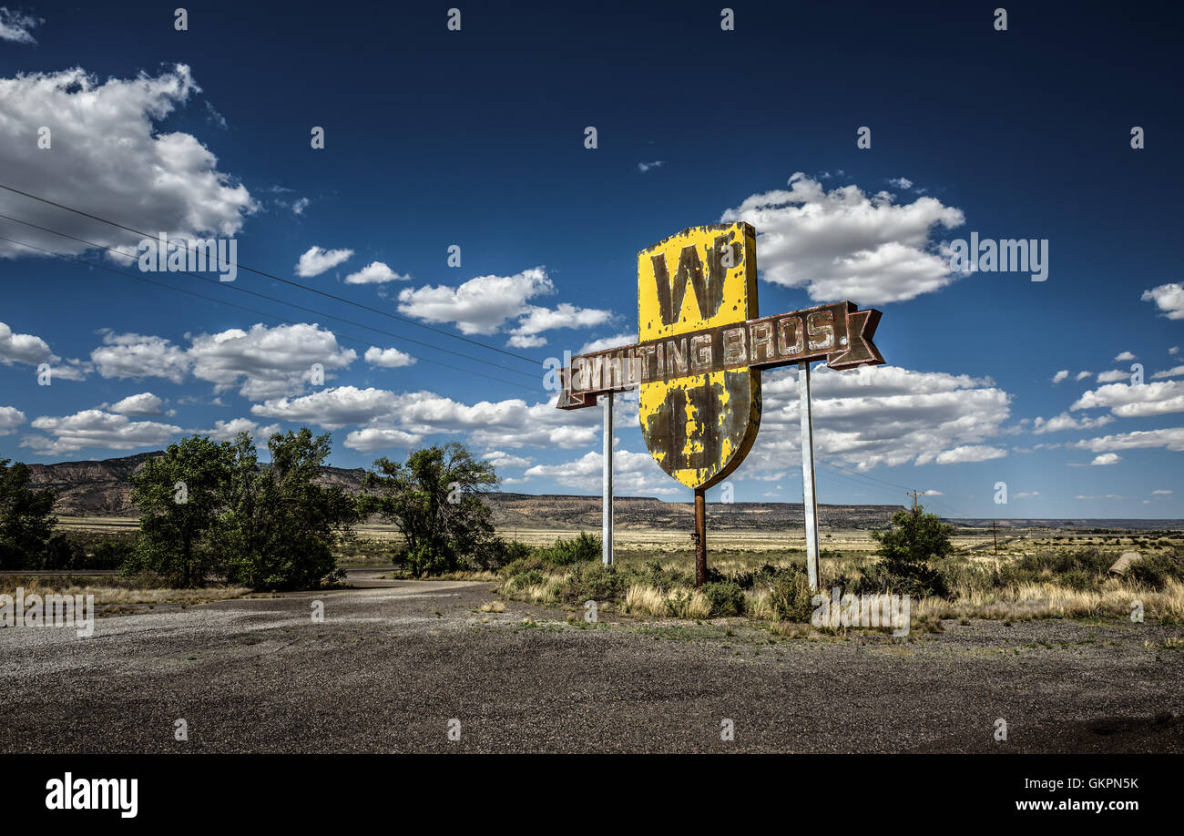 Vintage Whiting Bros. signe au-dessus d'une station de gaz retiré sur l'historique Route 66 au Nouveau Mexique. Banque D'Images