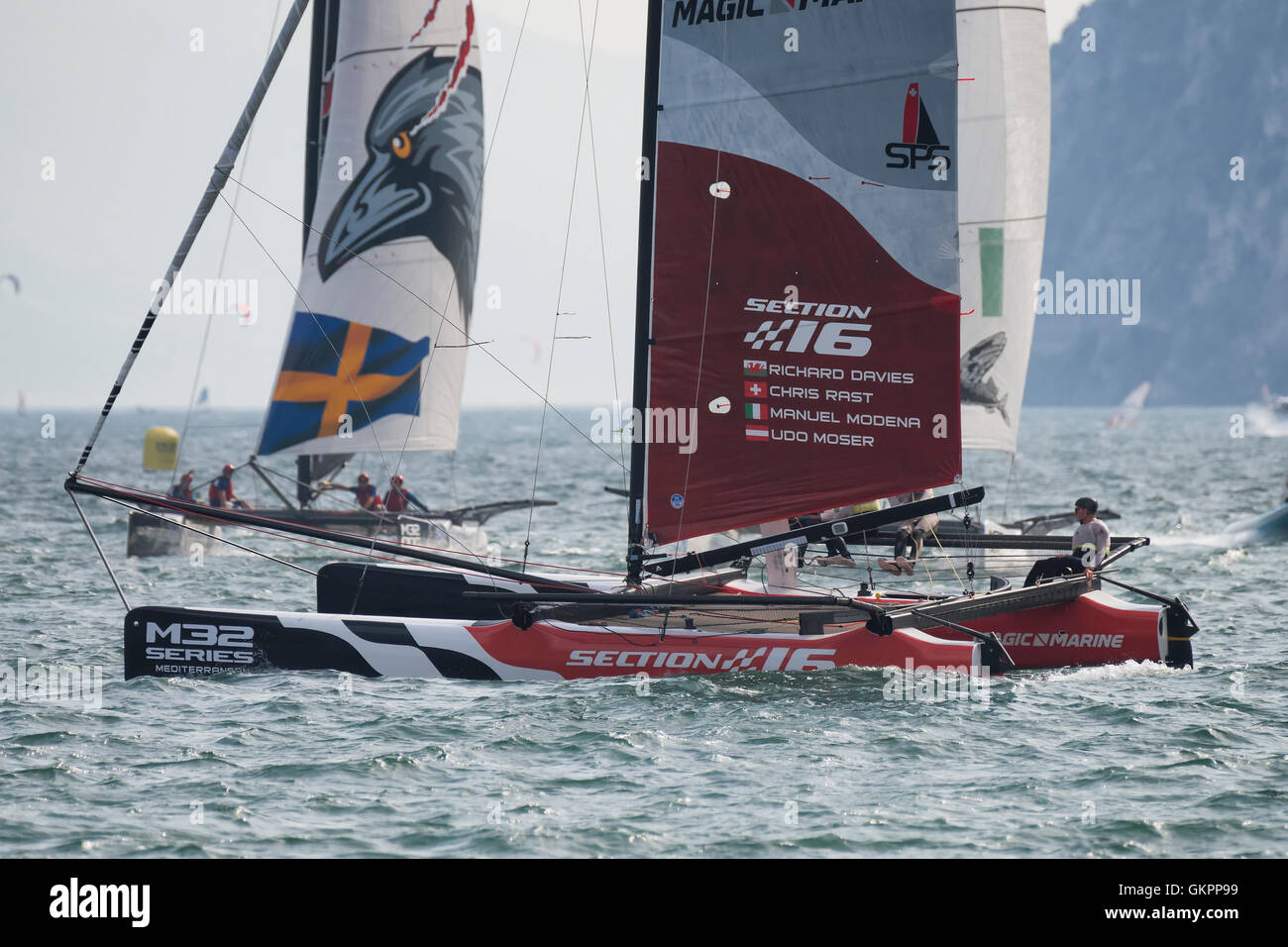 RIVA DEL GARDA, ITALIE - 19 août : première journée de compétition pour M32 series méditerranée, un catamaran rapide à compétition o Banque D'Images