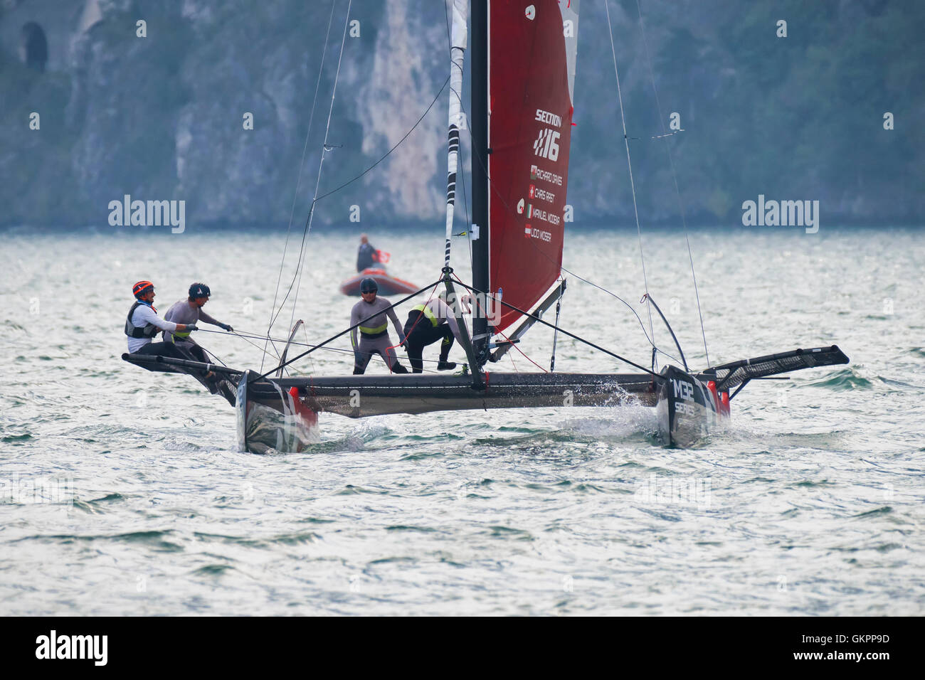 RIVA DEL GARDA, ITALIE - 19 août : première journée de compétition pour M32 series méditerranée, un catamaran rapide à la concurrence Banque D'Images