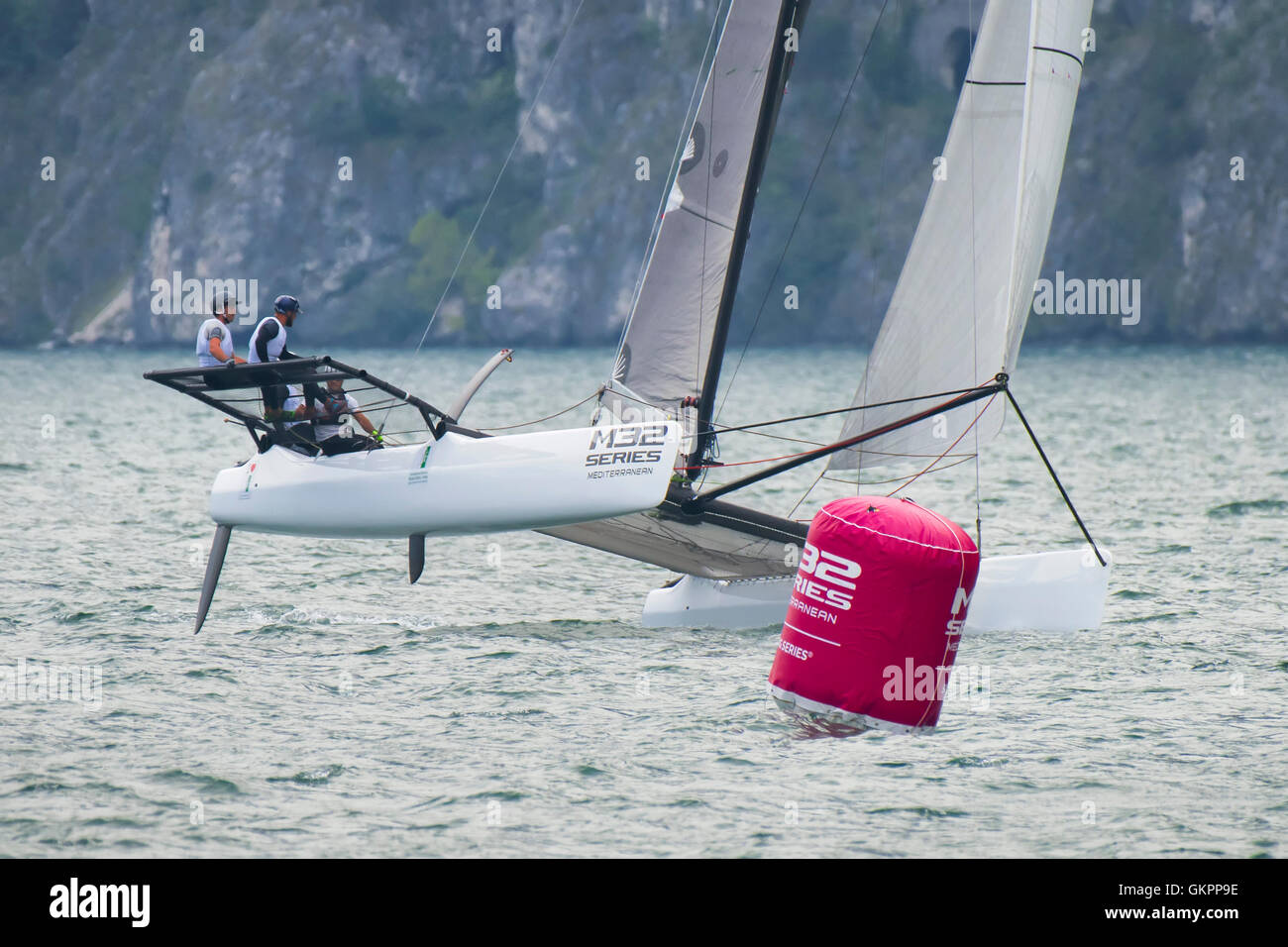 RIVA DEL GARDA, ITALIE - 19 août : première journée de compétition pour M32 series méditerranée, un catamaran rapide à compétition o Banque D'Images