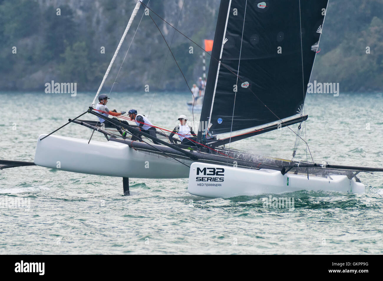 RIVA DEL GARDA, ITALIE - 19 août : première journée de compétition pour M32 series méditerranée, un catamaran rapide à compétition o Banque D'Images