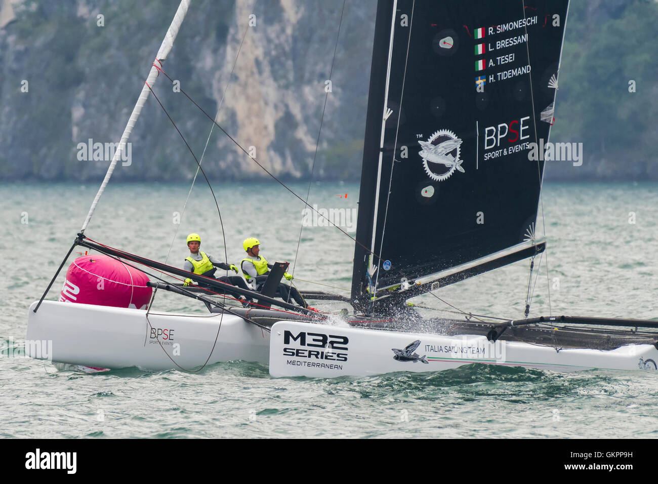 RIVA DEL GARDA, ITALIE - 19 août : première journée de compétition pour M32 series méditerranée, un catamaran rapide à compétition o Banque D'Images
