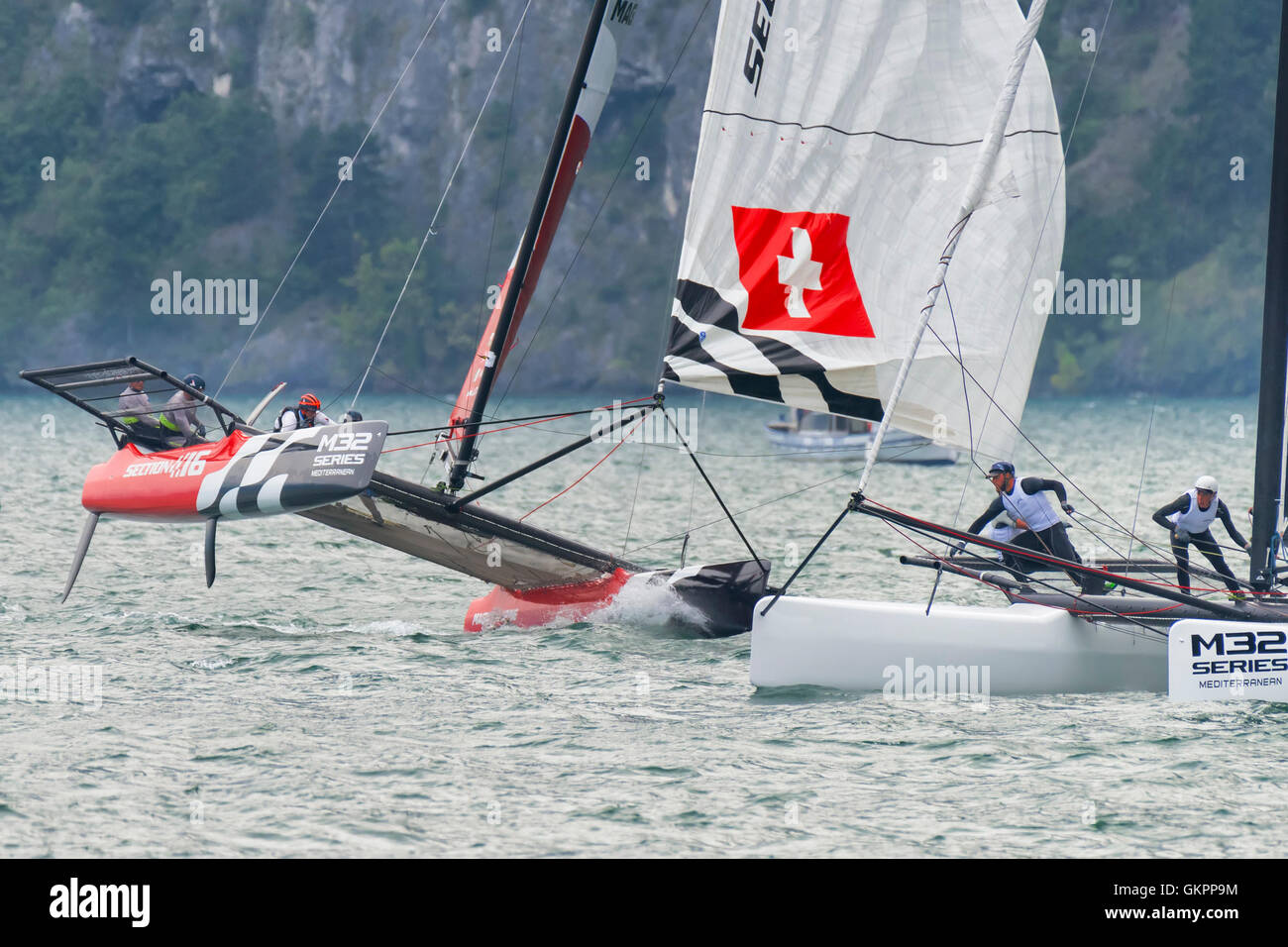 RIVA DEL GARDA, ITALIE - 19 août : première journée de compétition pour M32 series méditerranée, un catamaran rapide à compétition o Banque D'Images