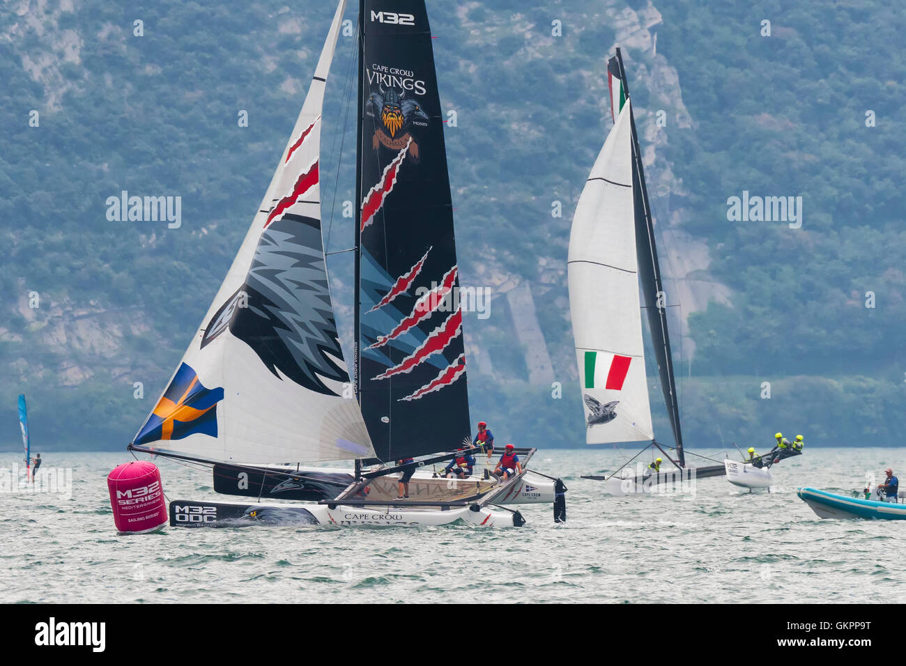 RIVA DEL GARDA, ITALIE - 19 août : première journée de compétition pour M32 series méditerranée, un catamaran rapide à compétition o Banque D'Images