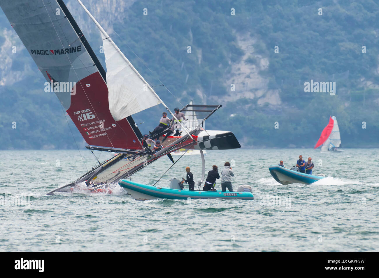 RIVA DEL GARDA, ITALIE - 19 août : première journée de compétition pour M32 series méditerranée, un catamaran rapide à compétition o Banque D'Images