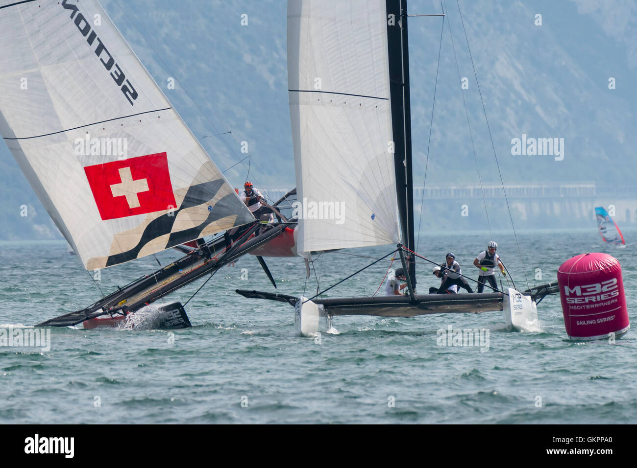 RIVA DEL GARDA, ITALIE - 19 août : première journée de compétition pour M32 series méditerranée, un catamaran rapide à compétition o Banque D'Images