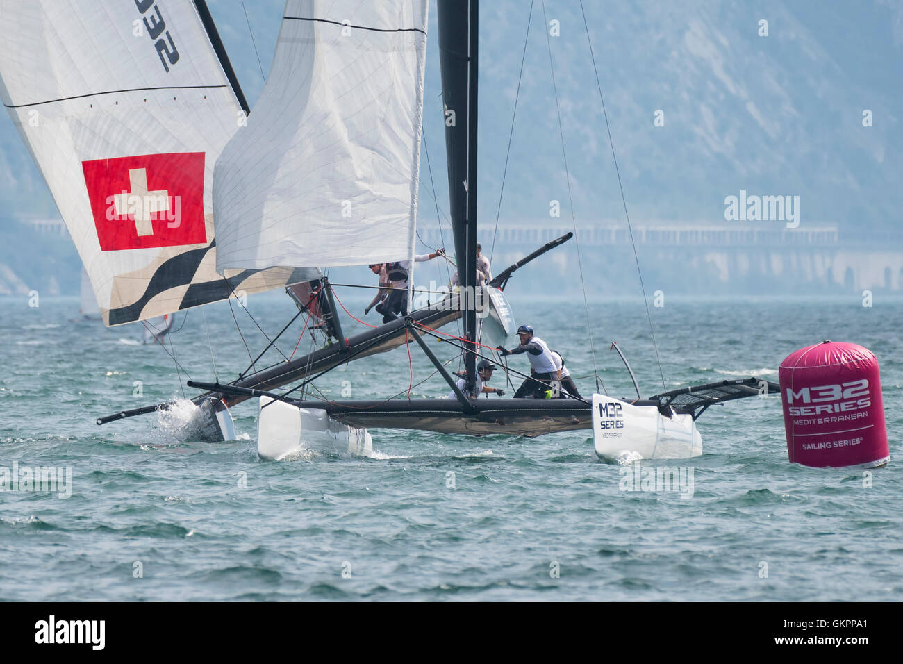RIVA DEL GARDA, ITALIE - 19 août : première journée de compétition pour M32 series méditerranée, un catamaran rapide à compétition o Banque D'Images