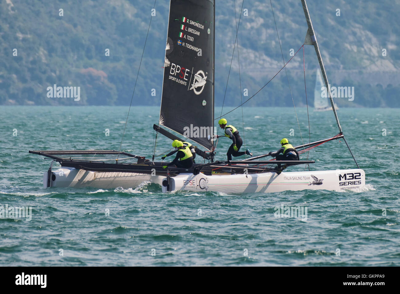 RIVA DEL GARDA, ITALIE - 19 août : première journée de compétition pour M32 series méditerranée, un catamaran rapide à compétition o Banque D'Images