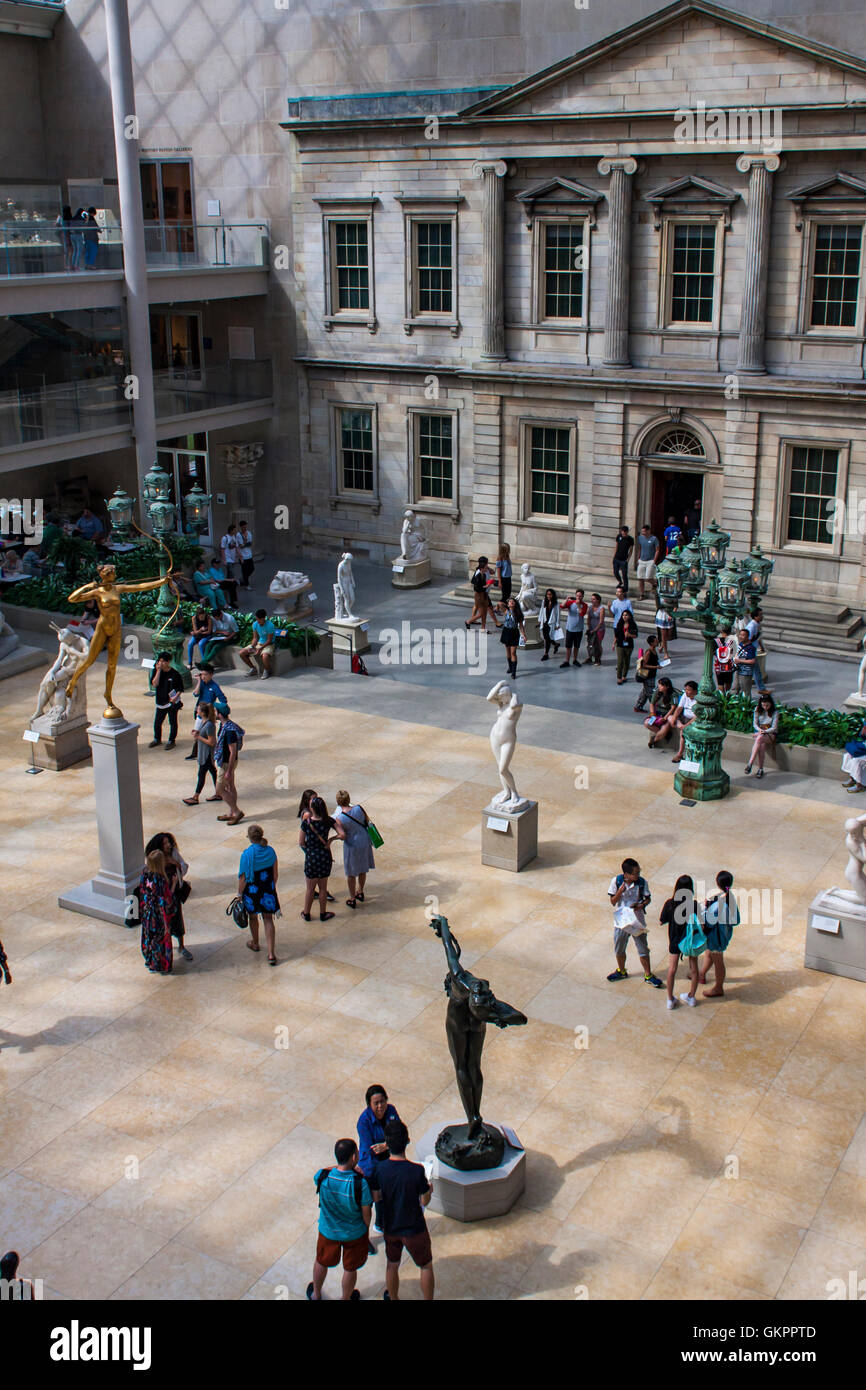 Des personnes non identifiées au Metropolitan Museum of Art de New York. Banque D'Images