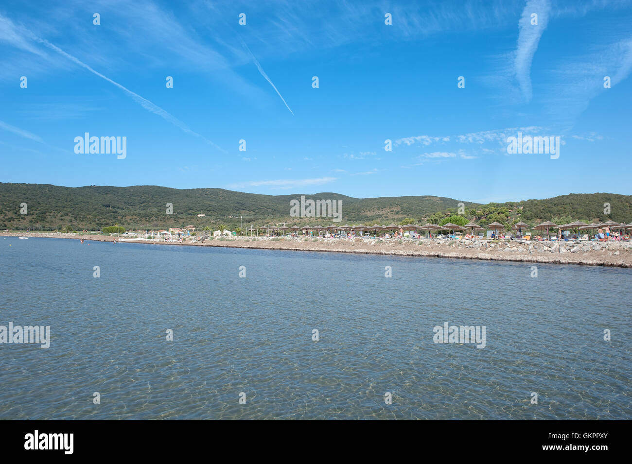 Le littoral de la mer et la station balnéaire pleine de gens en vertu de l'été, ciel bleu et vert des collines en arrière-plan Banque D'Images