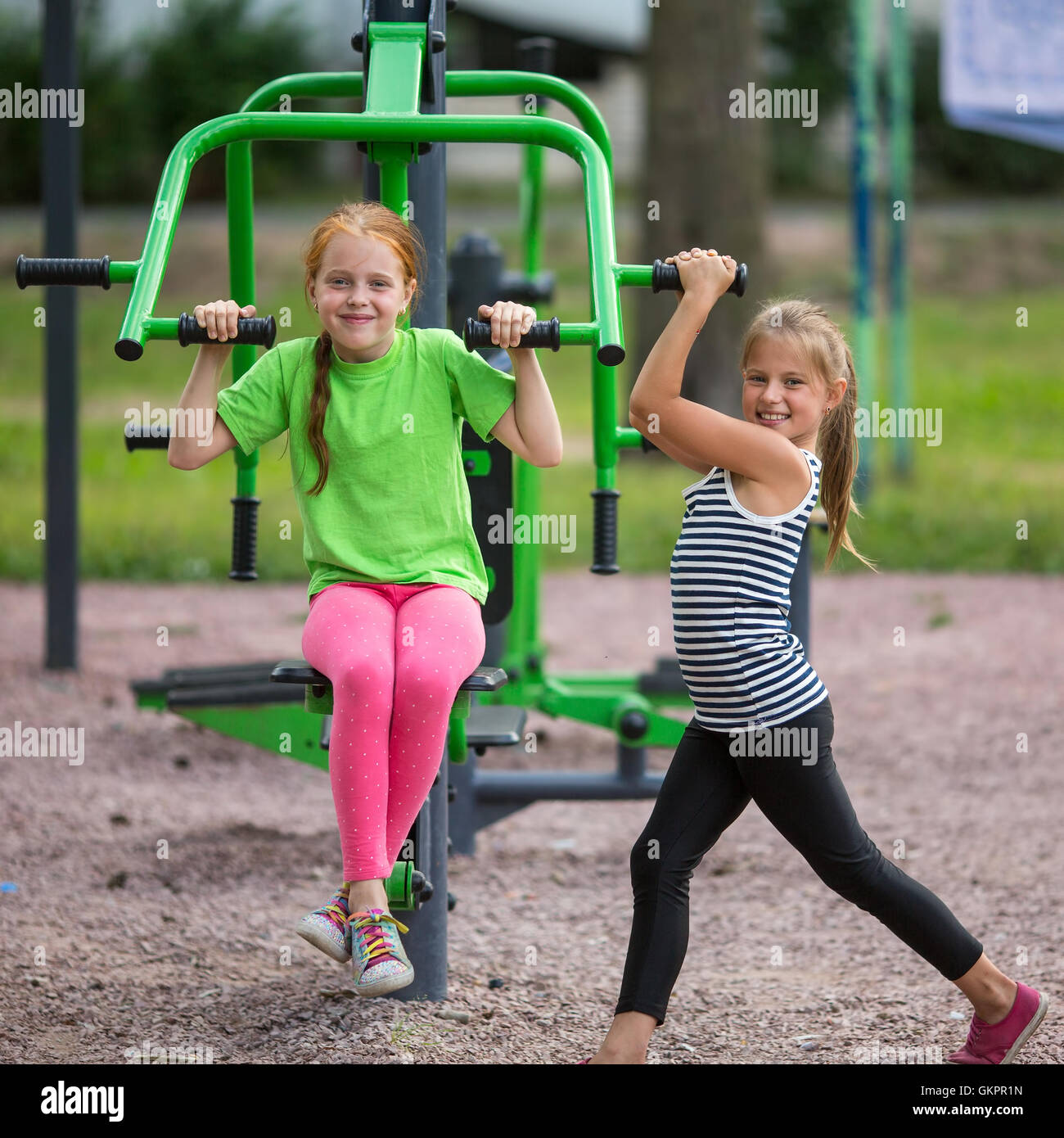 Drôles de petites filles est engagé dans la pratique de sports outdoor. Banque D'Images