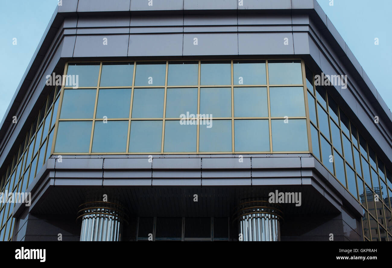Fenêtres de bureau dans un bâtiment moderne architecture Banque D'Images