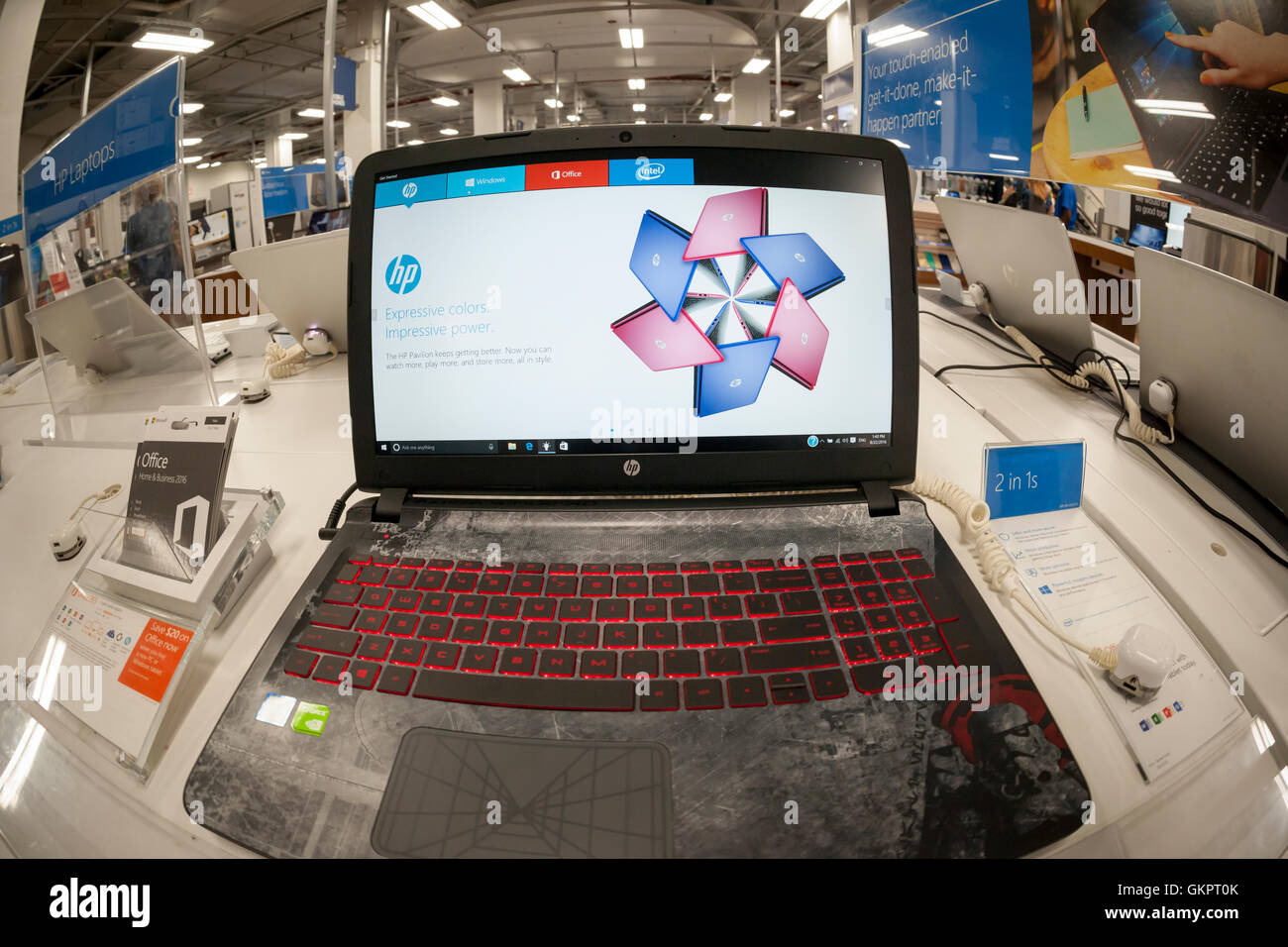 Les ordinateurs portables de la marque HP dans un magasin Best Buy à New  York Lundi, 22 août 2016. HP, le deuxième plus grand fabricant d'ordinateurs  personnels, doit publier le troisième trimestre