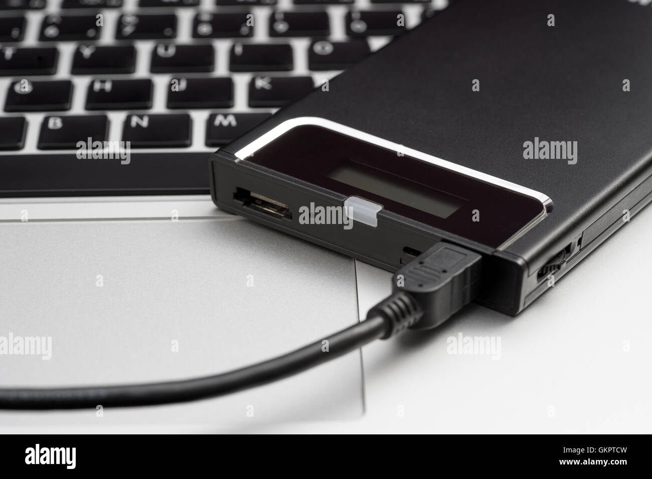 Disque dur externe portable au clavier Banque D'Images