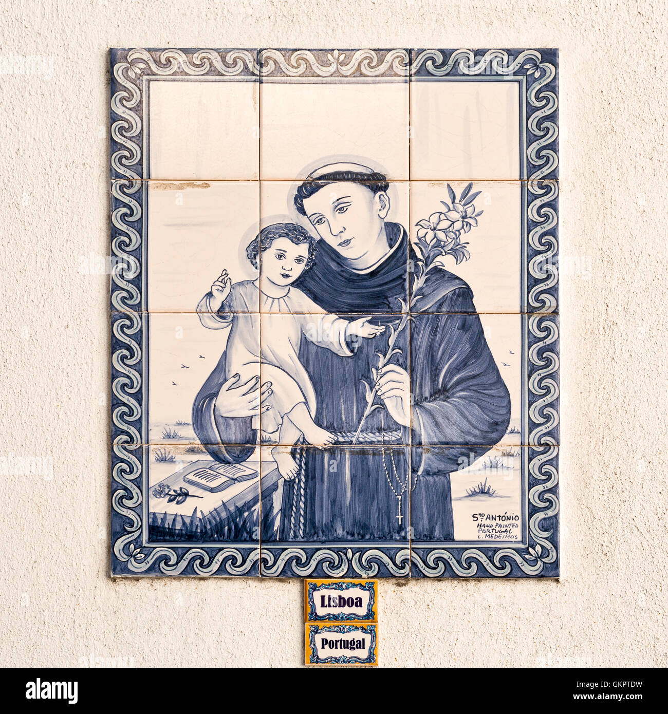 Panneau tuile avec l'image de Saint Antoine, le saint patron de Lisbonne, peuvent être trouvés dans les rues de Lisbonne, Portugal Banque D'Images