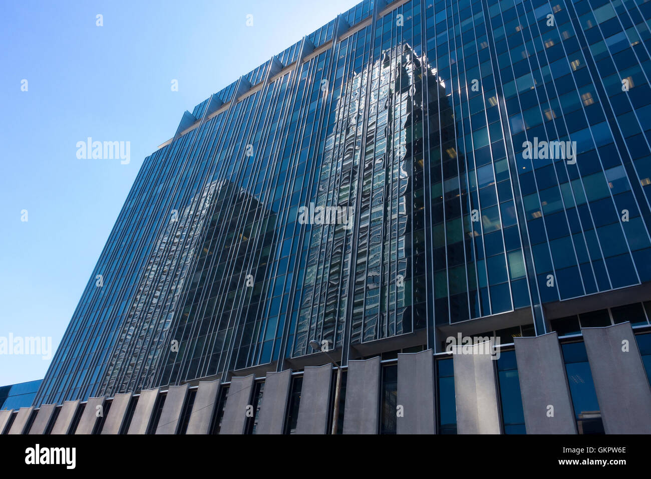 Les bâtiments en verre réfléchissant sur un autre édifice de verre au centre-ville de Toronto, Ontario, Canada. Banque D'Images