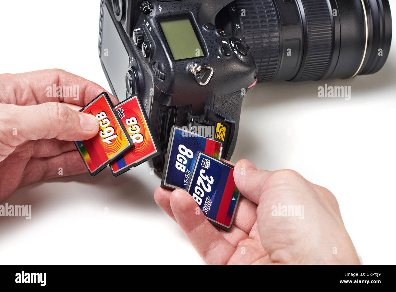 Cartes Flash CF et appareil photo DSLR close-up Banque D'Images