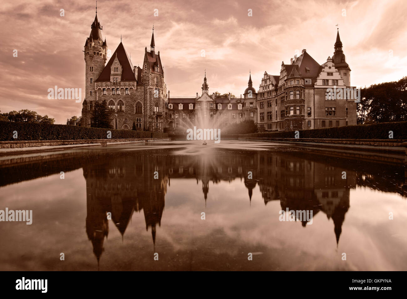 Moszna Palace, construit au XVII siècle, s'étend de 1900 à 1914. Banque D'Images